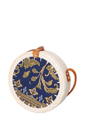 Sac rond en osier blanc, tissu bleu marine avec des motifs floraux dorés, et une bandoulière et des accents en cuir brun.