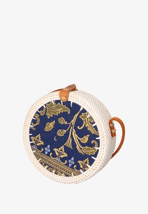 Borsa rotonda intrecciata con rattan bianco, tessuto blu marina con motivi floreali dorati e una tracolla e dettagli in cuoio marrone.