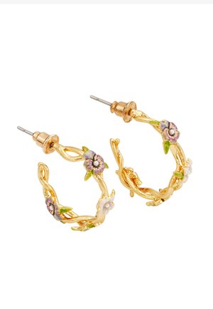 Náušnice kruhy v zlatej farbe s vinutým dizajnom, fialovými a bielymi smaltovanými kvetmi a zelenými listami, so zapínaním na puzetu.