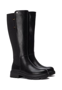 Botas negras hasta la rodilla hechas de un material sintético liso con un panel de tela texturizada. Presentan una suela gruesa y un acento metálico en la parte superior.