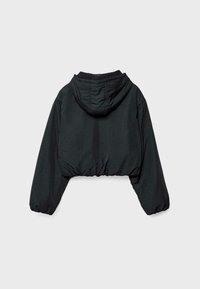Afklippet sort hættejakke lavet af letvægtsstof; har elastisk talje og lange ærmer; glat tekstur med minimal detaljering.