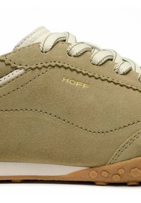 Baskets en daim vert olive avec lacets clairs, arborant un logo doré "HOFF", une semelle texturée et un motif hexagonal sur la semelle extérieure.