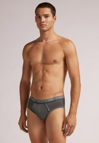 Szare bawełniane slipy z kontrastującym paskiem oznaczonym "intimissimi." Charakteryzują się klasycznym krojem oraz gładką fakturą.