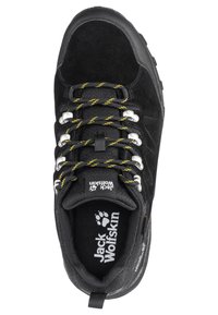 Scarpa da trekking nera con tomaia in suede e mesh, lacci gialli a contrasto, occhielli metallici e suola in gomma testurizzata. Logo visibile sulla soletta.