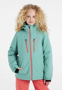 Veste pour enfants vert clair avec une capuche, présentant des zips orange, une fermeture éclair à l'avant, deux poches zippées et des poignets élastiques.