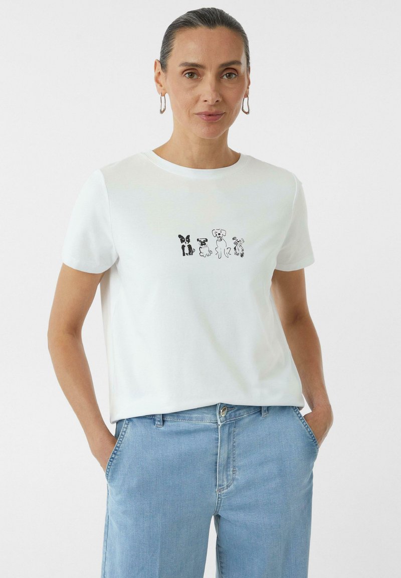 Witte katoenen t-shirt met korte mouwen featuring een zwart grafisch ontwerp van vijf gestileerde dieren. Gecombineerd met lichtblauwe denim jeans.