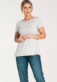 Szary t-shirt z krótkim rękawem i okrągłym dekoltem; lekko poszerzany na dole, wykonany z miękkiego materiału o gładkiej fakturze; metka na dolnym brzegu.