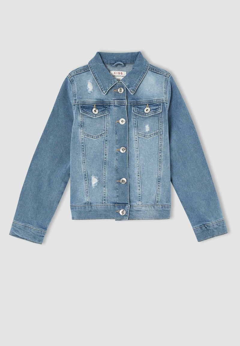 Chaqueta de denim para niños hecha de tela azul claro desgastada, con un cuello clásico, bolsillos frontales y cierres de botón de metal.