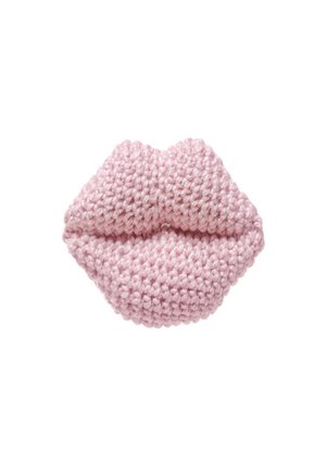 Miękki różowy dziergany obiekt w kształcie ludzkich ust, pokazujący szczegółowe, teksturowane ściegi na białym tle.
