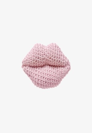 Miękki różowy dziergany obiekt w kształcie ludzkich ust, pokazujący szczegółowe, teksturowane ściegi na białym tle.