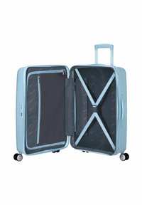 Valigia rigida azzurro chiaro con un design a righe. L'interno presenta un tessuto scuro con tasche con zip e cinghie incrociate per un'organizzazione ottimale.