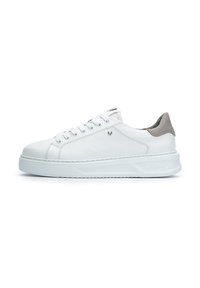 Sneaker bianco in pelle con colletto imbottito, suola bianca e sottile accento beige sul tallone. I lacci sono posizionati in modo uniforme per una vestibilità sicura.