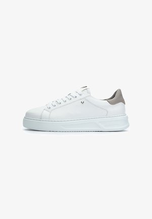 Zapatilla deportiva blanca de cuero con un borde acolchado, suela blanca y un sutil acento marrón en el talón. Los cordones están colocados de manera uniforme para un ajuste seguro.
