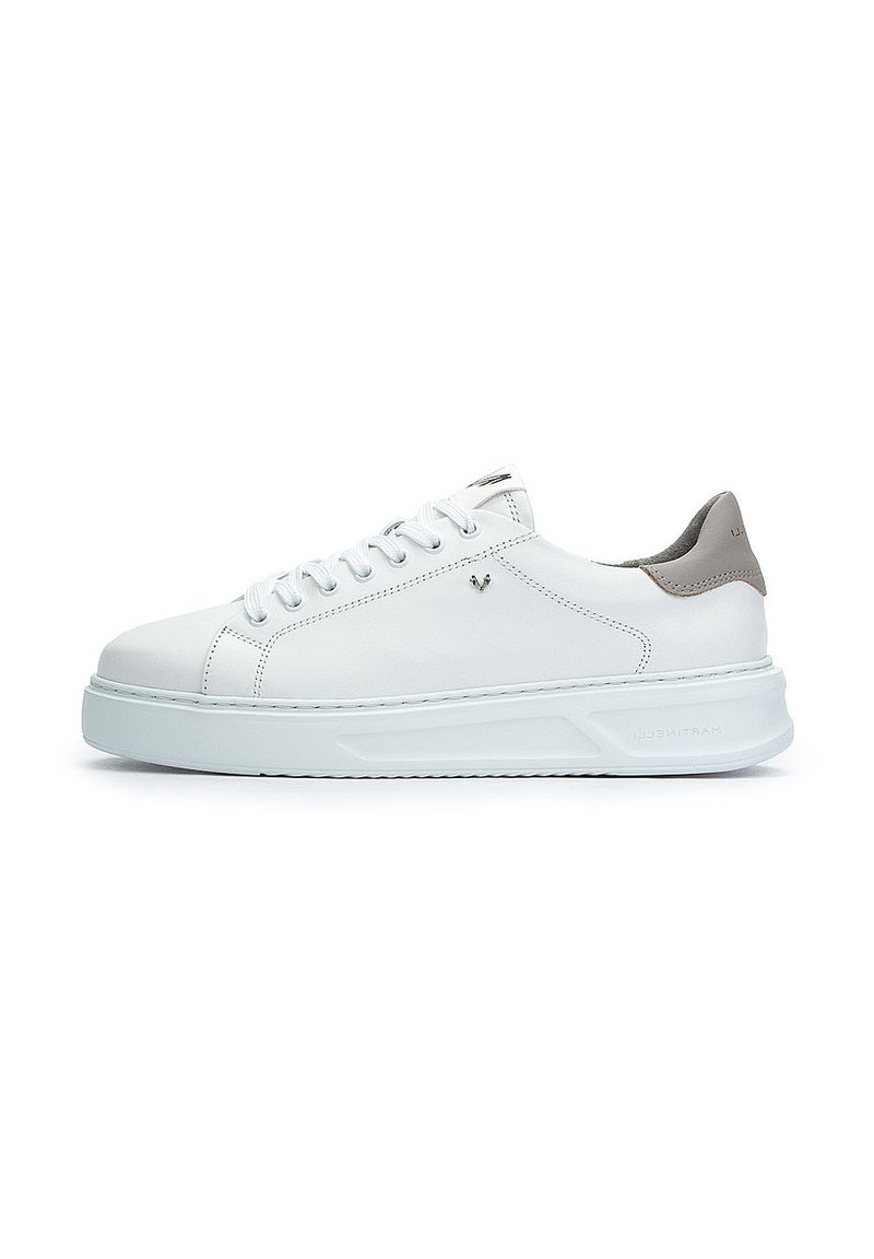Sneaker bianco in pelle con colletto imbottito, suola bianca e sottile accento beige sul tallone. I lacci sono posizionati in modo uniforme per una vestibilità sicura.