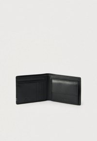 Musta nahkainen lompakko, jossa kaksiosainen taittosuunnittelu, useita korttipaikkoja, piilotasku ja etupuolelle leikattu brändäys. Sileä pinta.