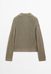 Stickad tröja i olivgrön med ribbad krage och muddar, med en texturerad mönster och en kort, avslappnad passform.