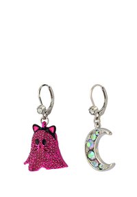 Boucles d'oreilles en forme de fantôme rose ornées de rhinestones, accompagnées d'un accent en forme de croissant de lune en argent mettant en valeur des gemmes irisées.