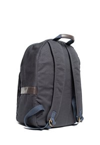 Mörkgrå tygryggsäck med en slät textur, justerbara remmar, läderdetaljer och ett praktiskt topphandtag. Sidofickor synliga.