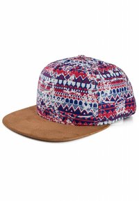 Cappello con tessuto a motivo rosso, bianco e blu, caratterizzato da design geometrici. Visiera in suede marrone, cinturino posteriore regolabile e dettaglio del logo.