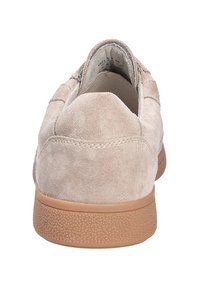 Beige suede sneaker met een gestructureerde rubberen zool. De achterkant heeft een afgeronde vorm en subtiele stiksels. Zacht interieur met voering.