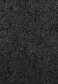 Strukturirano črno blago s patternom prepletenih, abstraktnih besed v kontrastni temno sivi barvi, ki vključuje ukrivljene linije in različno debelino črk.