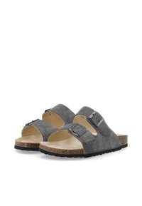 Sandalias de ante gris con dos hebillas ajustables, plantilla de corcho y suela de goma negra texturizada, que ofrecen un diseño abierto en la parte delantera y sin respaldo.