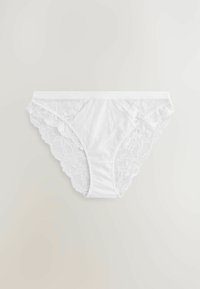 Vita bomullstrosor med blommönstrad spetsdetalj på sidorna, slät midjeband och vågiga kanter för en nätt look.