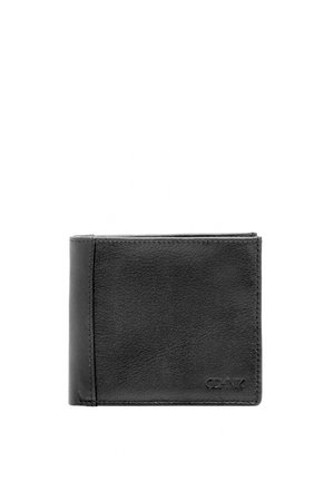 Czarny skórzany portfel składany na dwie części, o ziarnistej fakturze i obszywanych krawędziach, z wytłoczonym małym logo marki w dolnym prawym rogu.