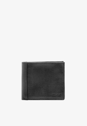 Czarny skórzany portfel składany na dwie części, o ziarnistej fakturze i obszywanych krawędziach, z wytłoczonym małym logo marki w dolnym prawym rogu.