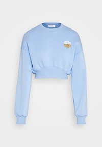 Ljust blå cropped sweatshirt med långa ärmar och ribbade muddar, som har texten "Good Times" broderad på övre vänstra bröstet.