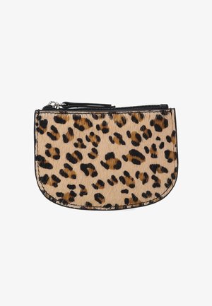 Pung i leopardprint med lynlås, som har en glat, struktureret overflade og sorte lynlåse og kanter. Kompakt, afrundet rektangulær form.