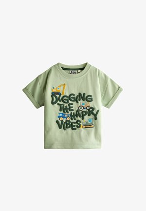 Jasnozielona koszulka dla malucha z pojazdami budowlanymi i tekstem ""Digging the Happy Vibes"" napisanym pogrubionymi ciemnozielonymi literami.