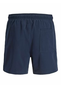 Μπλε ναυτικό μαγιό με ελαστική μέση και μία τσέπη ραμμένη στην πίσω δεξιά πλευρά, εμφανίζεται σε λευκό φόντο.