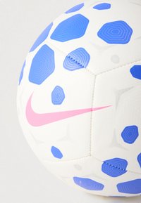 Λευκή ποδοσφαιρική μπάλα με μπλε εξαγωνικά και κυκλικά σχέδια, ραμμένες ραφές και ροζ λογότυπο Nike. Ομαλή υφή, σχεδιασμένη με αεροδυναμικά χαρακτηριστικά.