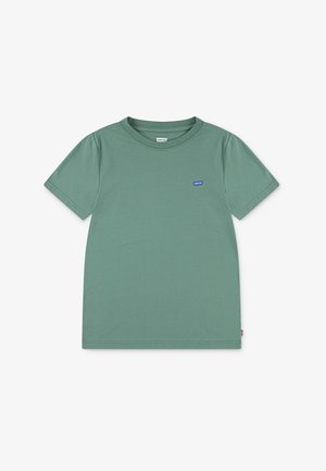 Camiseta de algodón verde con mangas cortas, un escote redondo y un pequeño parche azul con el logo de Levi's en el pecho. Textura simple y suave.