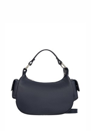 Mała granatowa skórzana torebka z krótkim uchwytem i bocznymi kieszeniami, o fakturowanej powierzchni oraz srebrnych metalowych pierścieniach mocujących uchwyt.