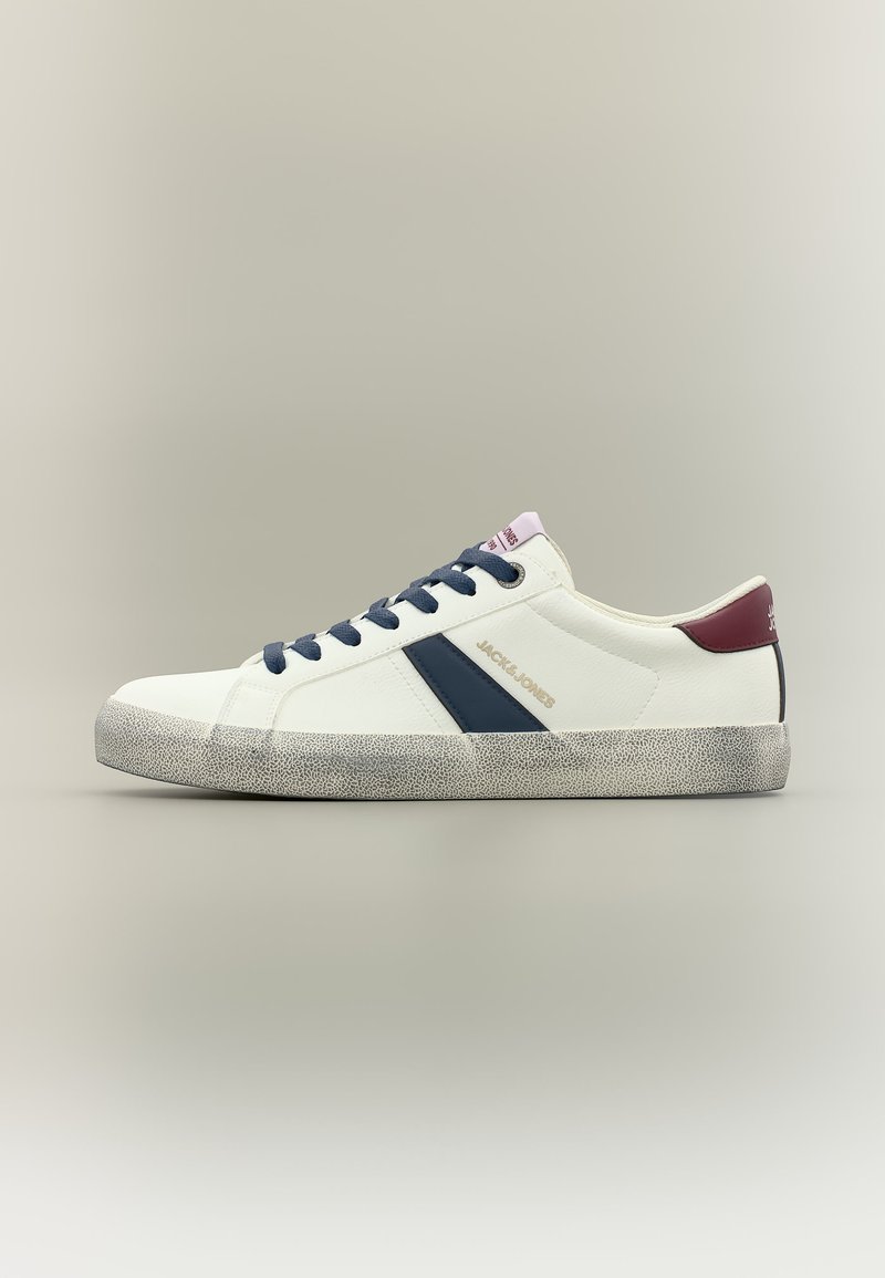 Λευκό χαμηλό αθλητικό παπούτσι με μπλε σκούρες κορδόνια και ρίγα, μπορντό ταμπ για τη φτέρνα, λογότυπο «Jack & Jones» και υφασμένο γκρι πέλμα.
