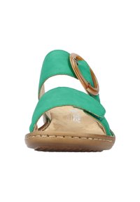 Groene nubuck instapsandaal met een brede band, cirkelvormige bruine accent en een gevoerde tan binnenzool. Gladde zool met gestikte details.