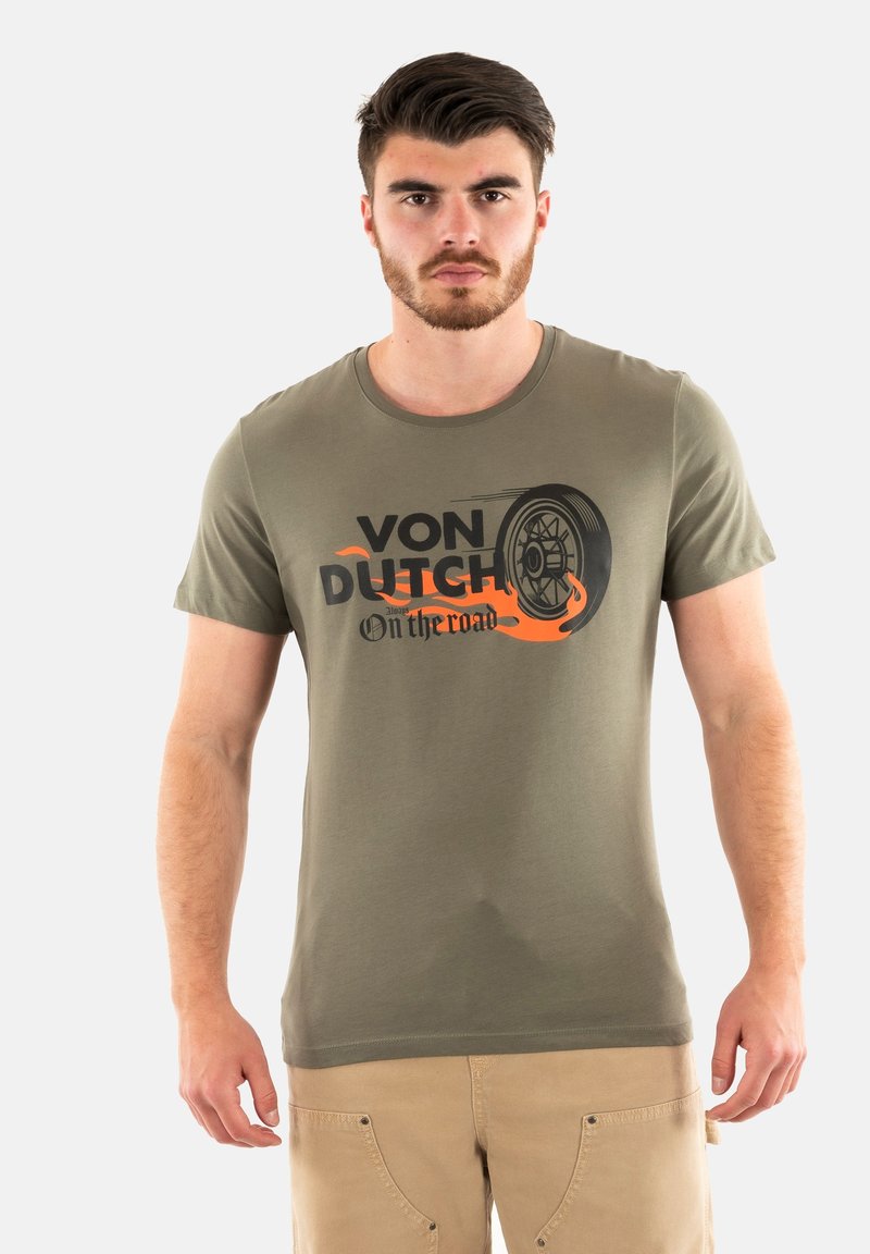Camiseta de algodón verde oliva con un gráfico negro y naranja que presenta "VON DUTCH" y un diseño de neumático. Mangas cortas y cuello redondo.