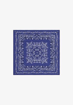 Niebieska bandana w kwadrat z białymi i czarnymi wzorami paisley oraz kwiatowymi, ułożonymi w koncentryczne obwódki i szczegółowy centralny wzór.