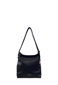 Borsa a spalla in pelle nera con texture liscia, design curvo, tracolla regolabile e un accento con logo dorato sul davanti.