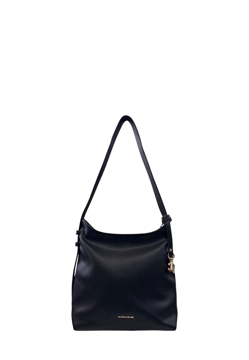 Borsa a spalla in pelle nera con texture liscia, design curvo, tracolla regolabile e un accento con logo dorato sul davanti.