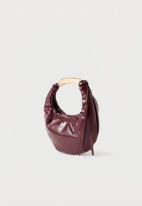 Στρογγυλή μπορντό δερμάτινη τσάντα χειρός με ρυτιδωτή υφή, μεταλλική λαβή και αποσπώμενο λουράκι. Λείο επιφάνεια και μαλακή υφή.