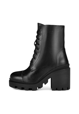 Botines negros de cuero con tacón grueso, diseño con cordones y superficie texturizada. Presentan una punta redondeada y suela resistente.