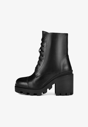 Schwarze Stiefeletten aus Leder mit klobigem Absatz, Schnürdesign und strukturierter Oberfläche. Verfügen über eine runde Zehenpartie und eine robuste Sohle.