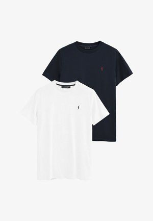 Twee opgevouwen T-shirts met ronde hals, één witte met een klein zwart polospelerlogo, en één zwarte met een klein rood polospelerlogo op de borst.