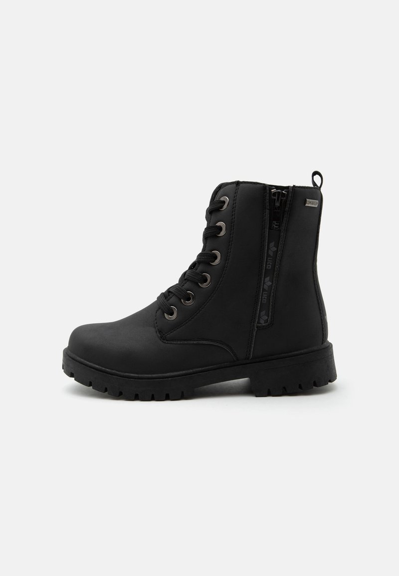 Bottine noire à lacets avec fermeture éclair latérale, œillets métalliques, languette au talon et semelle robuste sur un fond clair uni.
