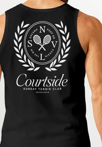 Schwarzes Tanktop mit einer weißen, kreisförmigen Grafik, die überkreuzte Tennisschläger, Lorbeerblätter und den Text "Courtside Sunday Tennis Club" zeigt.