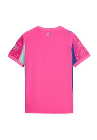 Ljust rosa T-shirt med korta ärmar. Har texturerade mönster i blått och grönt på ärmarna. "CITY" tryckt på nacklinjen bak.