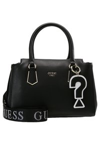 Zwarte handtas van nep leer met dubbele handvatten, zilveren accenten en een afneembare riem met een logo. Voorzien van een vraagtekenbedel.